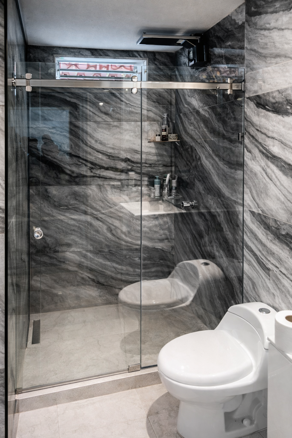 Mampara de baño con puerta de vidrio